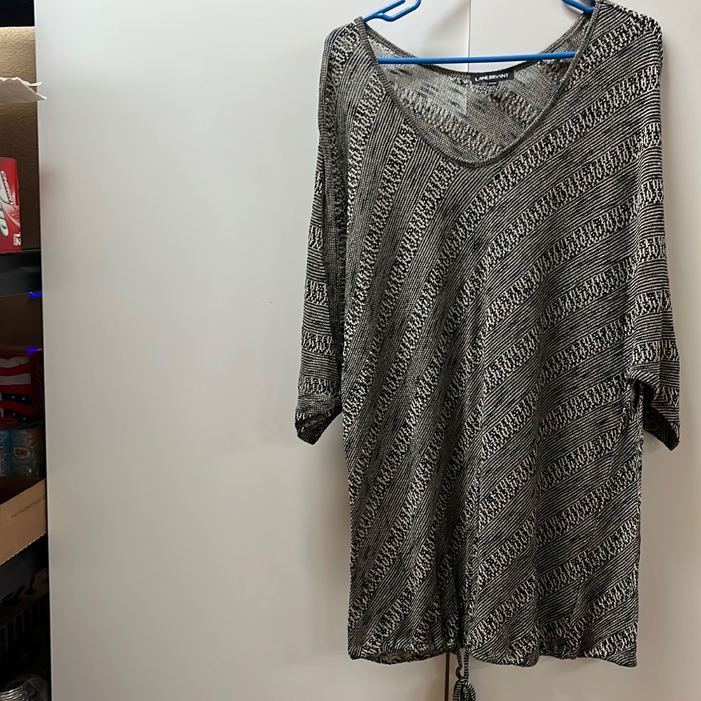 Women’s black and white design top